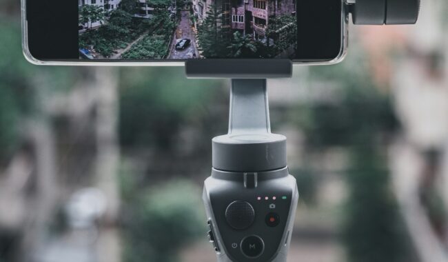 Smartfon filmujący panoramę miasta
