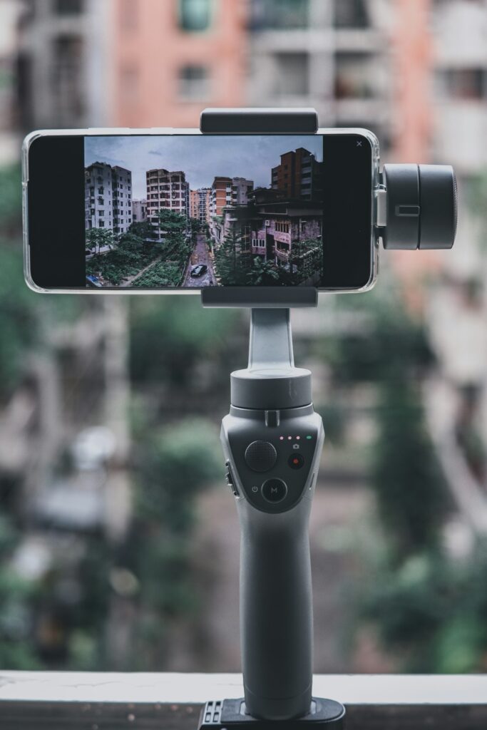 Smartfon filmujący panoramę miasta